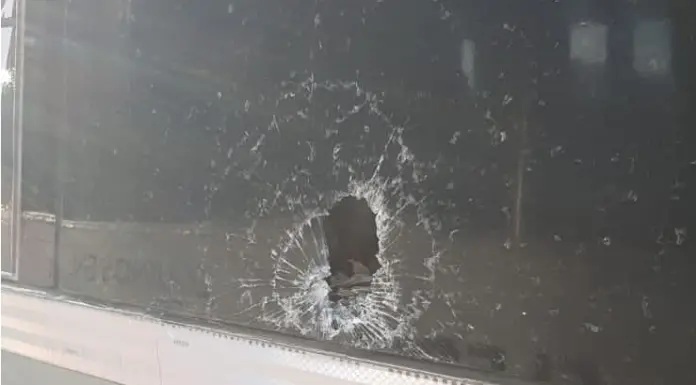 Ônibus com torcedores do Palmeiras foram atacados no trajeto até a Bombonera, em Buenos Aires. (Foto: Reprodução - Redes Sociais)
