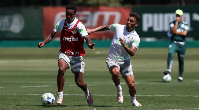 Os jogadores Kevin e Marcos Rocha (D), da SE Palmeiras, durante treinamento, na Academia de Futebol. (Foto: Cesar Greco/Palmeiras/by Canon)