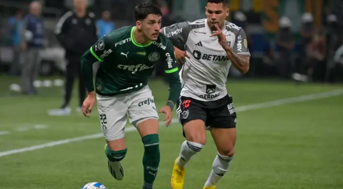 Paulinho, do Atlético-MG, e Piquerez, do Palmeiras