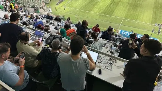 Confusão entre torcedores do Palmeiras e jornalistas argentinos acusados de racismo na tribuna de Imprensa do Allianz Parque. (Foto: Francisco De Laurentiis | ESPN)
