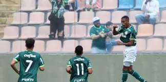 O jogador Estêvão, da SE Palmeiras, celebra seu gol contra a equipe do São Paulo, pela final do Brasileirão Sub-17, na Arena Barueri. (Foto: Reprodução - Palmeiras)
