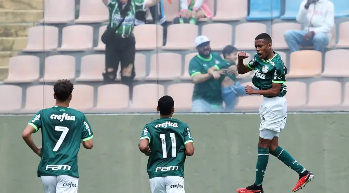 O jogador Estêvão, da SE Palmeiras, celebra seu gol contra a equipe do São Paulo, pela final do Brasileirão Sub-17, na Arena Barueri. (Foto: Reprodução - Palmeiras)
