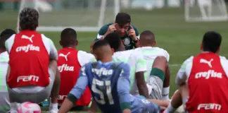 O técnico Abel Ferreira, da SE Palmeiras, conversa como elenco durante treinamento, na Academia de Futebol. (Foto: Cesar Greco/Palmeiras/by Canon)