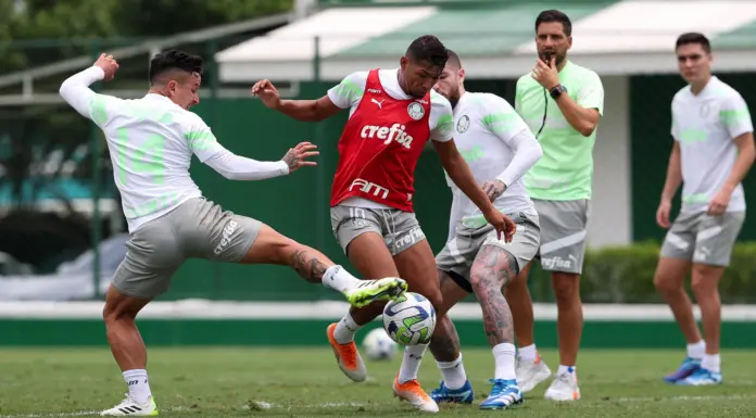 Os jogadores Artur, Rony e Zé Rafael (E/D), da SE Palmeiras, durante treinamento, na Academia de Futebol. (Foto: Cesar Greco/Palmeiras/by Canon)