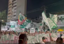Torcida do Palmeiras protesta na porta do clube social