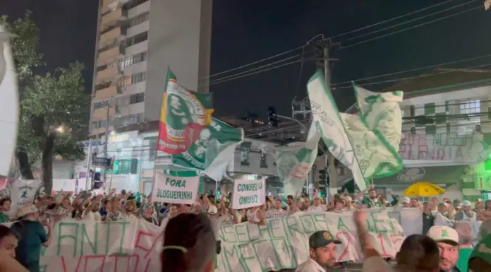 Torcida do Palmeiras protesta na porta do clube social