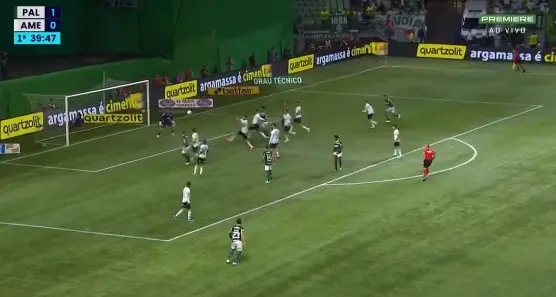 Com gol contra, Palmeiras amplia placar contra o América-MG, pelo Campeonato Brasileiro, no Allianz Parque. (Foto: Reprodução Premiere)