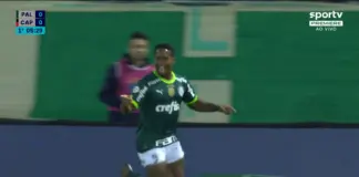 Endrick abre o placar para o Palmeiras contra a equipe do Athletico-PR, pelo Campeonato Brasileiro, na Arena Barueri. (Foto: Reprodução Premiere)