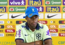Endrick, em entrevista coletiva pela Seleção Brasileira. (Foto: Joilson Marconne / CBF)