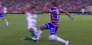 Momento em que Marcos Rocha, do Palmeiras, é atingido pelo lateral Bruno Pacheco, do Fortaleza, no Castelão. (Foto: Reprodução)