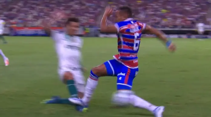 Momento em que Marcos Rocha, do Palmeiras, é atingido pelo lateral Bruno Pacheco, do Fortaleza, no Castelão. (Foto: Reprodução)