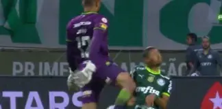 Momento em que Rony, do Palmeiras, é atingido por Jori, goleiro do América, durante partida válida pelo Campeonato Brasileiro, no Allianz Parque. (Foto: Reprodução)