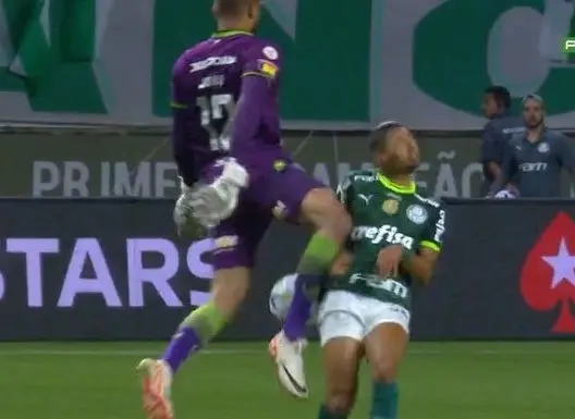 Momento em que Rony, do Palmeiras, é atingido por Jori, goleiro do América, durante partida válida pelo Campeonato Brasileiro, no Allianz Parque. (Foto: Reprodução)