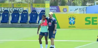 O atacante Endrick, da SE Palmeiras, e o técnico da Seleção Brasileira, Fernando Diniz, durante treinamento na Granja Comary. (Foto: Reprodução ESPN)