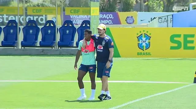 O atacante Endrick, da SE Palmeiras, e o técnico da Seleção Brasileira, Fernando Diniz, durante treinamento na Granja Comary. (Foto: Reprodução ESPN)