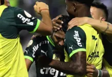 O jogador Rony, da SE Palmeiras, celebra seu gol contra a equipe do Internacional, pelo Campeonato Brasileiro, na Arena Barueri. (Foto: Marcos Ribolli)