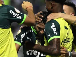 O jogador Rony, da SE Palmeiras, celebra seu gol contra a equipe do Internacional, pelo Campeonato Brasileiro, na Arena Barueri. (Foto: Marcos Ribolli)