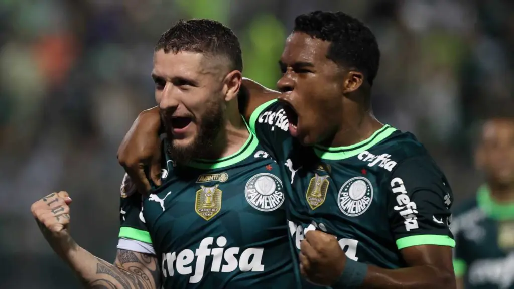 O jogador Zé Rafael, da SE Palmeiras, comemora seu gol contra a equipe do SC internacional, durante partida válida pela trigésima quarta rodada, do Campeonato Brasileiro, Série A, na Arena Barueri