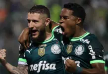 O jogador Zé Rafael, da SE Palmeiras, comemora seu gol contra a equipe do SC internacional, durante partida válida pela trigésima quarta rodada, do Campeonato Brasileiro, Série A, na Arena Barueri