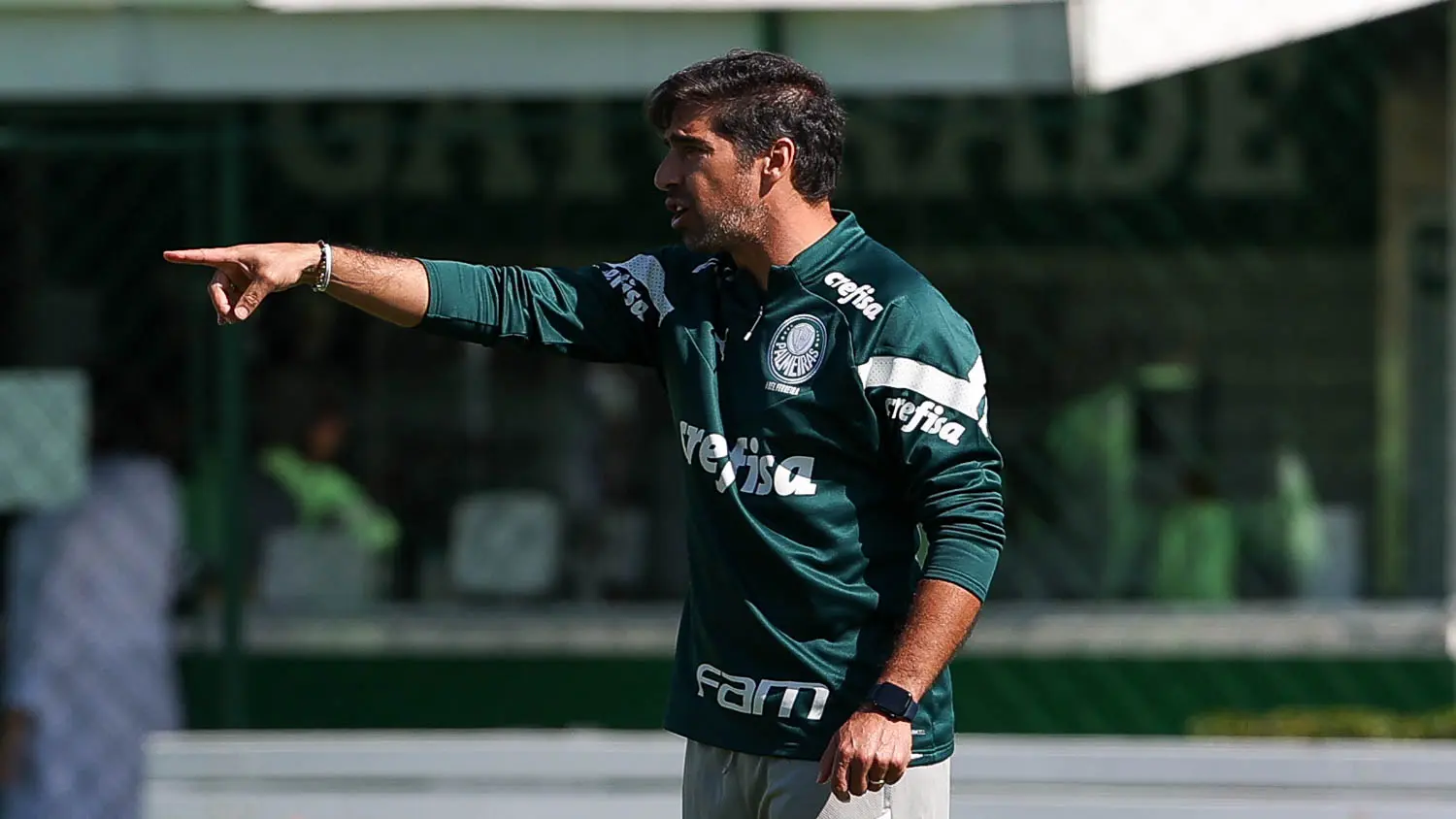 Com um a menos, Palmeiras busca empate com Fortaleza e garante liderança do  Brasileirão