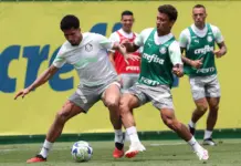 Os jogadores Murilo e Marcos Rocha (D), da SE Palmeiras, durante treinamento, na Academia de Futebol. (Foto: Cesar Greco/Palmeiras/by Canon)