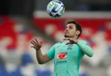 Raphael Veiga, meia do Palmeiras, defendendo a Seleção Brasileira