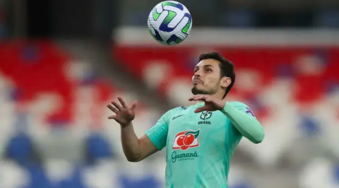 Raphael Veiga, meia do Palmeiras, defendendo a Seleção Brasileira