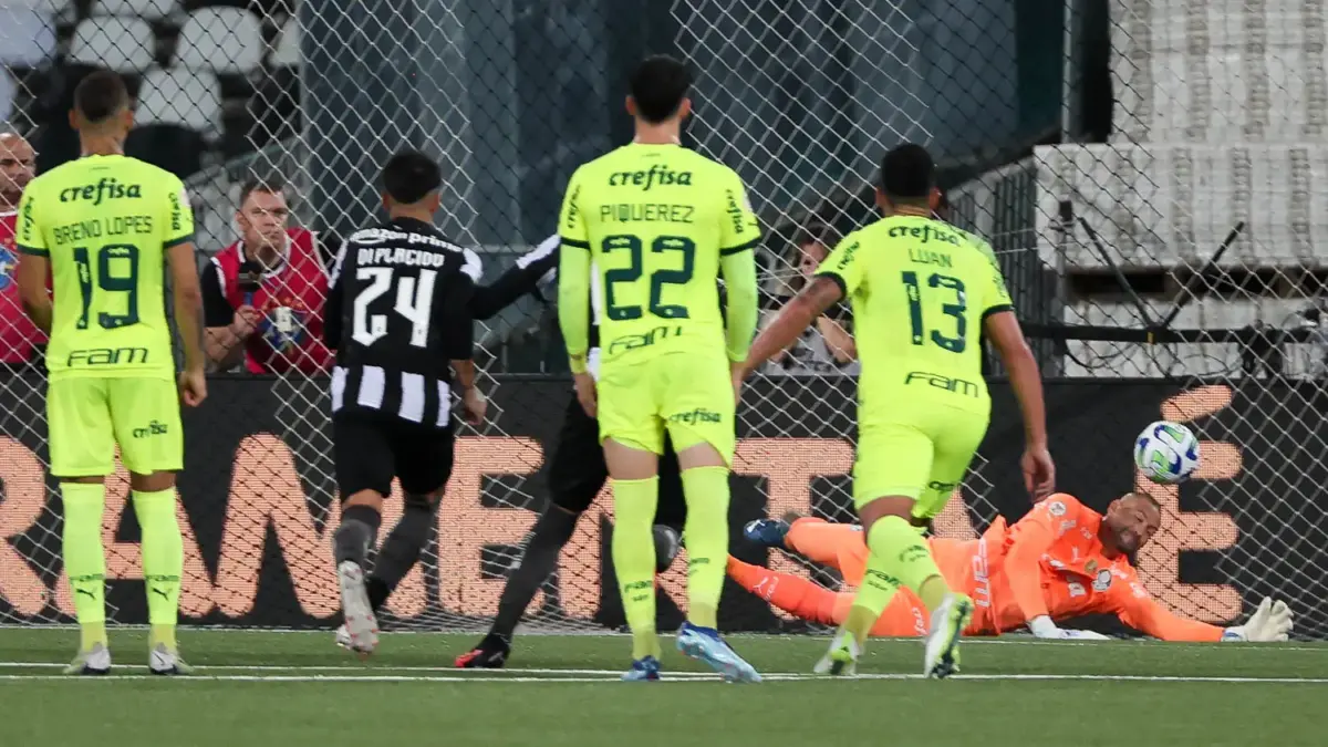 Herói em virada do Palmeiras, Weverton volta a defender um pênalti com bola  rolando após quatro anos