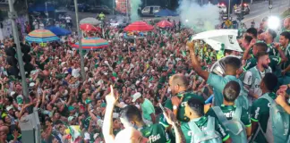 Comemoração do Palmeiras com sua torcida, na madrugada de quinta-feira (16), em São Paulo. (Foto: Fabio Menotti/Palmeiras/by Canon)