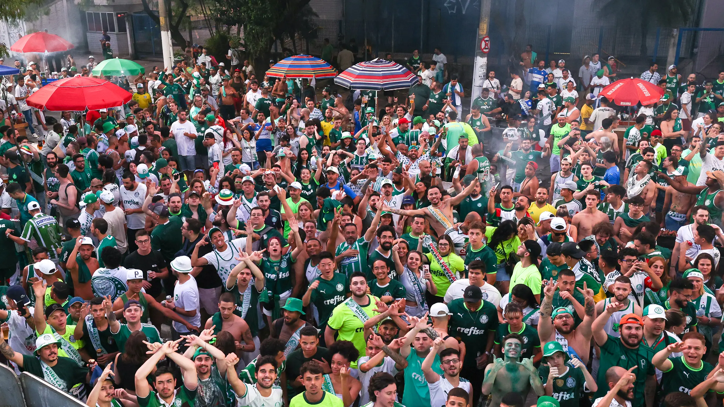 Festa na madrugada: jogadores do Palmeiras são recebidos por torcida no CT