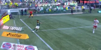 Momento do passe de Marcos Rocha para gol anulado do Breno Lopes, na partida do Palmeiras contra o Fluminense, pelo Campeonato Brasileiro. (Foto: Reprodução Globo)