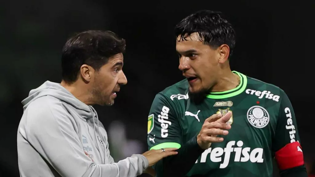 Abel Ferreira conversa com o zagueiro Gustavo Gómez, do Palmeiras