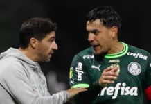 Abel Ferreira conversa com o zagueiro Gustavo Gómez, do Palmeiras
