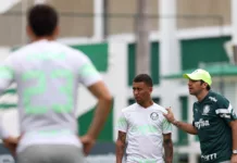O técnico Abel Ferreira e o jogador Marcos Rocha (E), da SE Palmeiras, durante treinamento, na Academia de Futebol. (Foto: Cesar Greco/Palmeiras/by Canon)