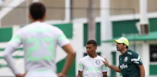 O técnico Abel Ferreira e o jogador Marcos Rocha (E), da SE Palmeiras, durante treinamento, na Academia de Futebol. (Foto: Cesar Greco/Palmeiras/by Canon)