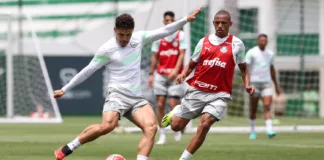 Os jogadores Raphael Veiga e Jhonatan (D), da SE Palmeiras, durante treinamento, na Academia de Futebol. (Foto: Cesar Greco/Palmeiras/by Canon)