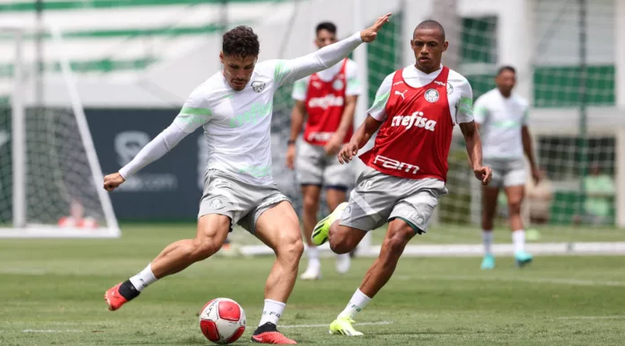 Os jogadores Raphael Veiga e Jhonatan (D), da SE Palmeiras, durante treinamento, na Academia de Futebol. (Foto: Cesar Greco/Palmeiras/by Canon)