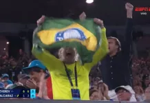 Paulo Nobre, ex-presidente do Palmeiras, aparece com bandeira do clube durante partida de tênis do Australian Open. (Foto: Reprodução ESPN)