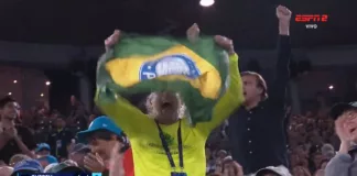 Paulo Nobre, ex-presidente do Palmeiras, aparece com bandeira do clube durante partida de tênis do Australian Open. (Foto: Reprodução ESPN)
