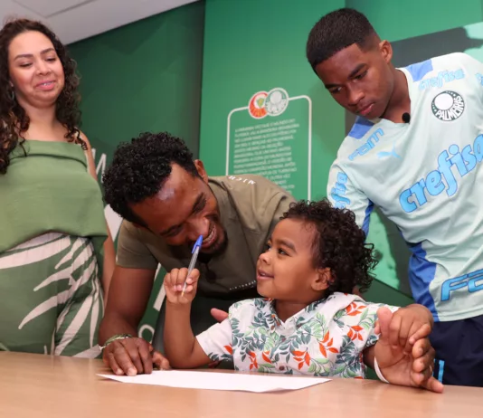 Assinatura do primeiro contrato profissional de Endrick, atacante da SE Palmeiras, na Academia de Futebol, em São Paulo-SP. (Foto: Fabio Menotti)