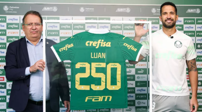Luan foi homenageado pelo Palmeiras por atingir 250 jogos pelo clube. (Foto: Fabio Menotti/Palmeiras/by Canon)