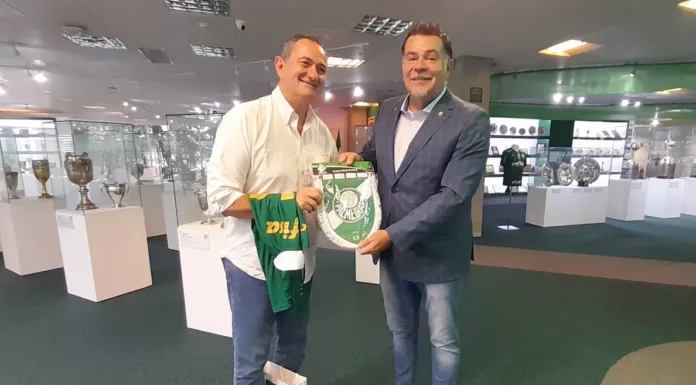 Marcelo Solarino (à direita), diretor de Relações Externas do Palmeiras, presenteou Paolo Masini, presidente do MEI, com uma flâmula e uma camisa oficial do clube