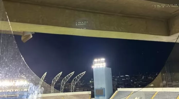 Vidro quebrado no camarote onde estava a diretoria do Corinthians, na Arena Barueri, após Palmeiras x Corinthians. (Foto: Reprodução Redes Sociais)