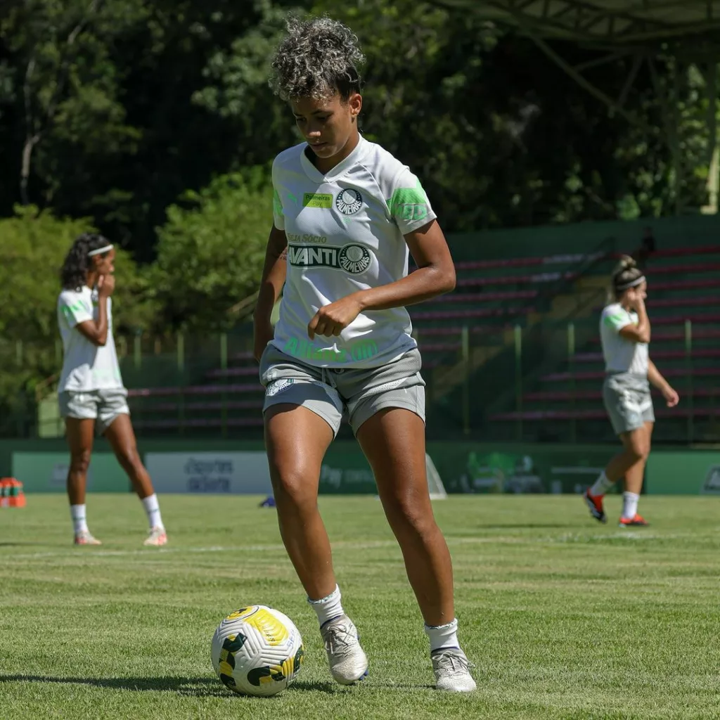 Ingryd treinando pela equipe feminina do Palmeiras (Foto: Paloma Cassiano)