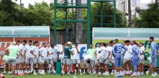 Abel Ferreira orienta jogadores do Palmeiras em treinamento na Academia de Futebol
