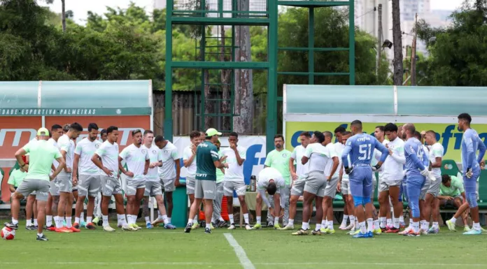 Abel Ferreira orienta jogadores do Palmeiras em treinamento na Academia de Futebol