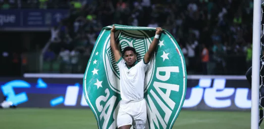O jogador Endrick, da SE Palmeiras, celebra seu gol contra a equipe do Novorizontino, pela semifinal do Campeonato Paulista, no Allianz Parque. (Foto: Reprodução Gazeta Esportiva)