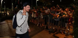 O jogador Joaquín Piquerez, da SE Palmeiras, durante desembarque em hotel de concentração da equipe. (Foto: Cesar Greco)