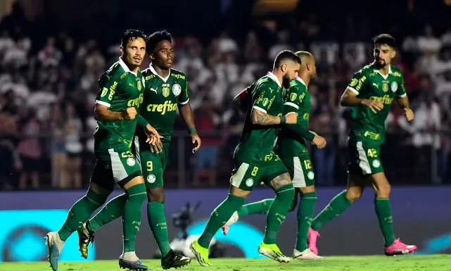 O jogador Raphael Veiga, da SE Palmeiras, celebra seu gol contra a equipe do São Paulo, pelo Campeonato Paulista, no Morumbi. (Foto: Marcos Ribolli)