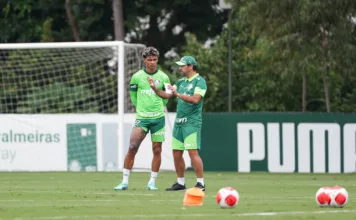 O jogador Richard Ríos e o técnico Abel Ferreira, da SE Palmeiras, durante treinamento, na Academia de Futebol. (Foto: Fabio Menotti/Palmeiras/by Canon)